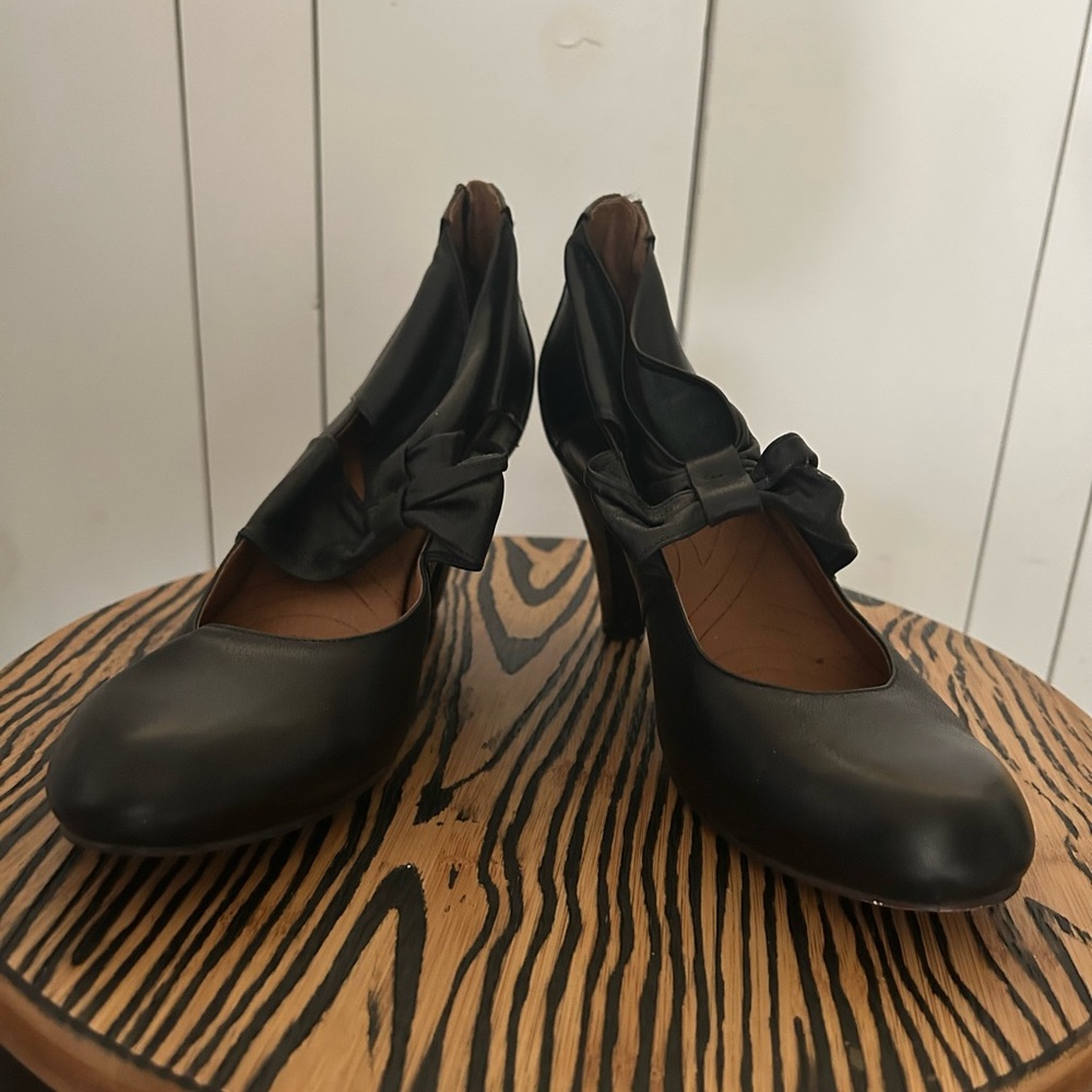 Indigo by Clark's black leather pump